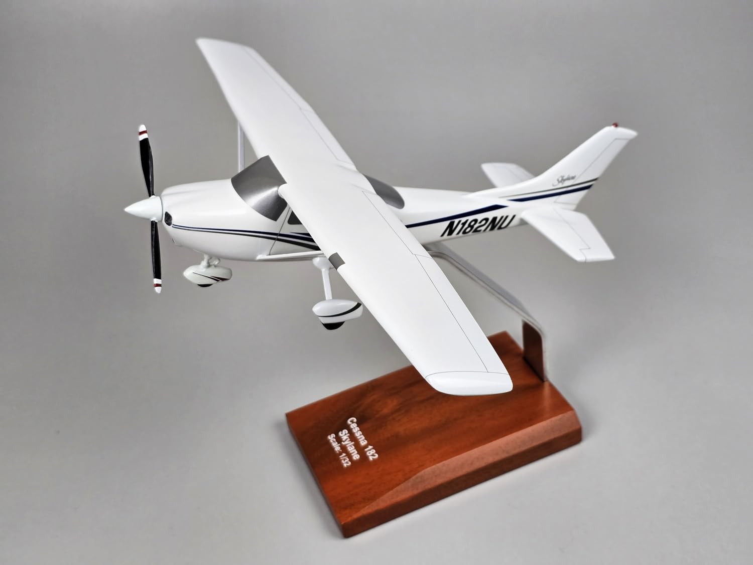 Amazon.com: Cessna 182 Skylane General Aviation Pilot Model Scale